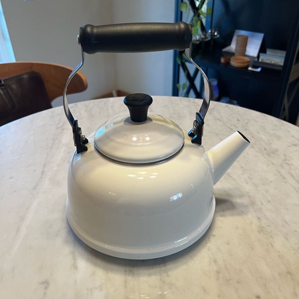 Le Creuset ® Classic 1.7-Qt. White Stovetop Tea Kettle